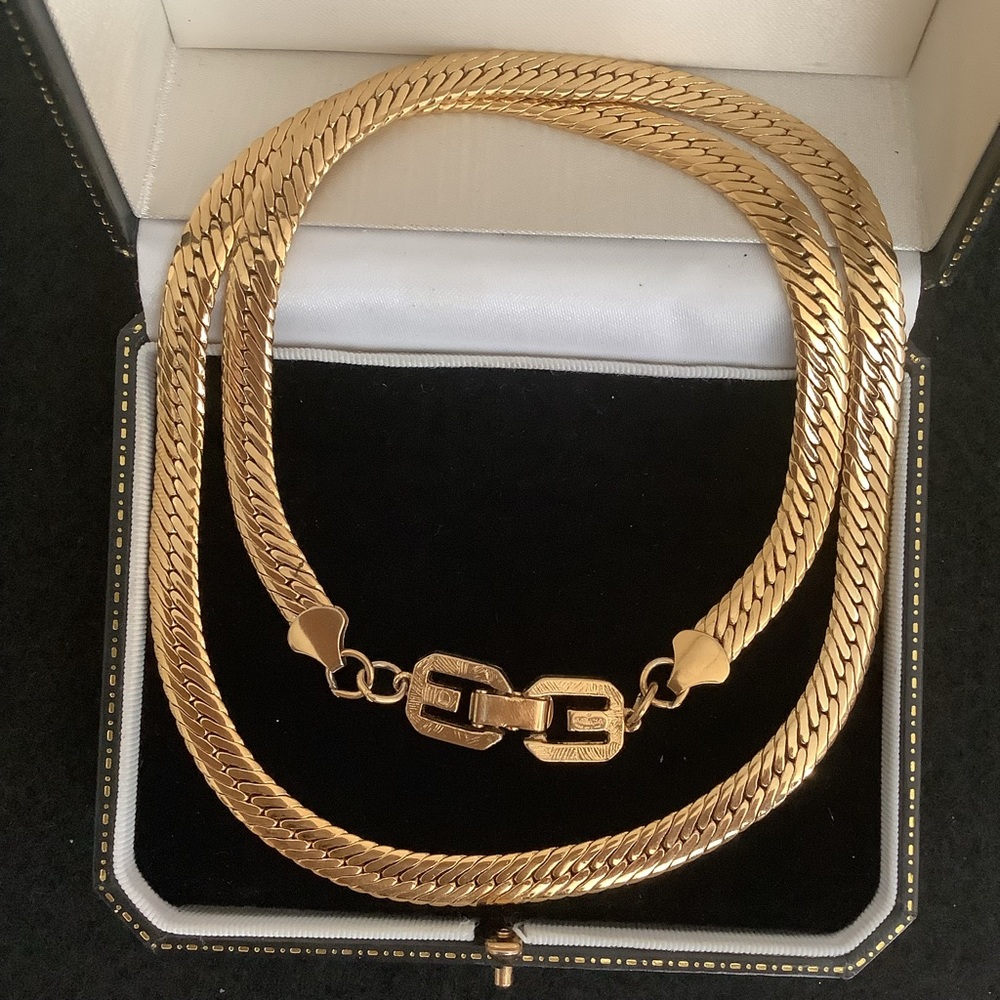Vintage Givenchy gold tone herringbone necklace. - Picture 8 of 9